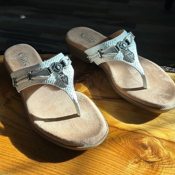 Cliffs by White Mountain white sandals W/silver & black embellishments size 9M - Picture 1 of 10